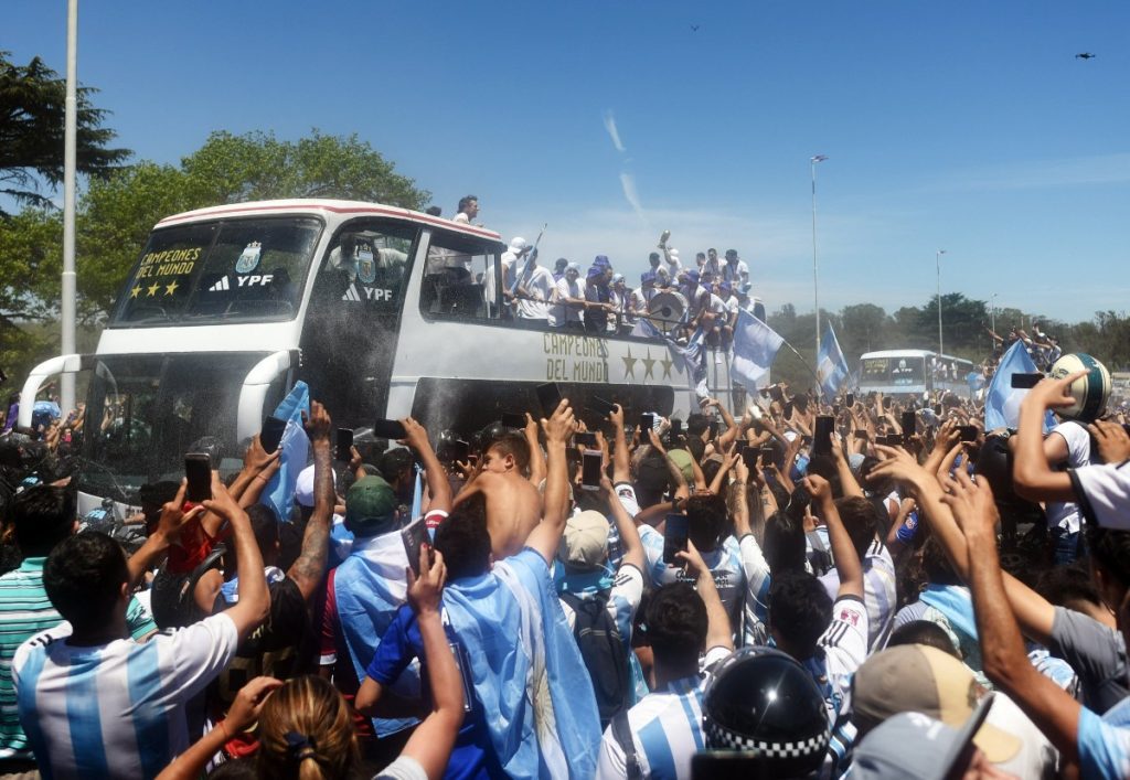 Selección argentina aterriza en Buenos Aires y declaran día feriado nacional