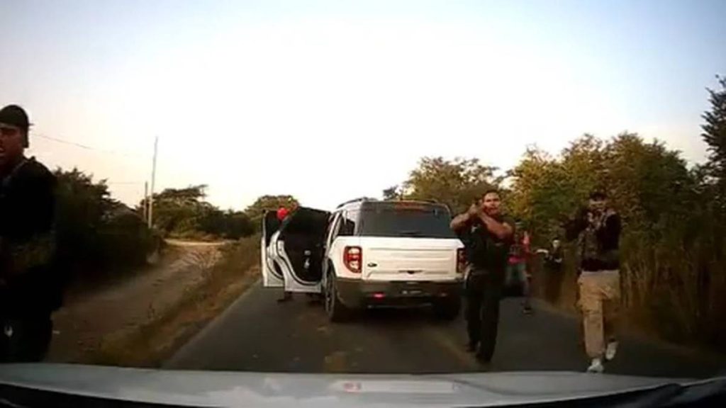 Un video que circula en las redes sociales mostró los momentos de terror que vivieron unos automovilistas cuando conducían sobre una carretera en Guanajuato.