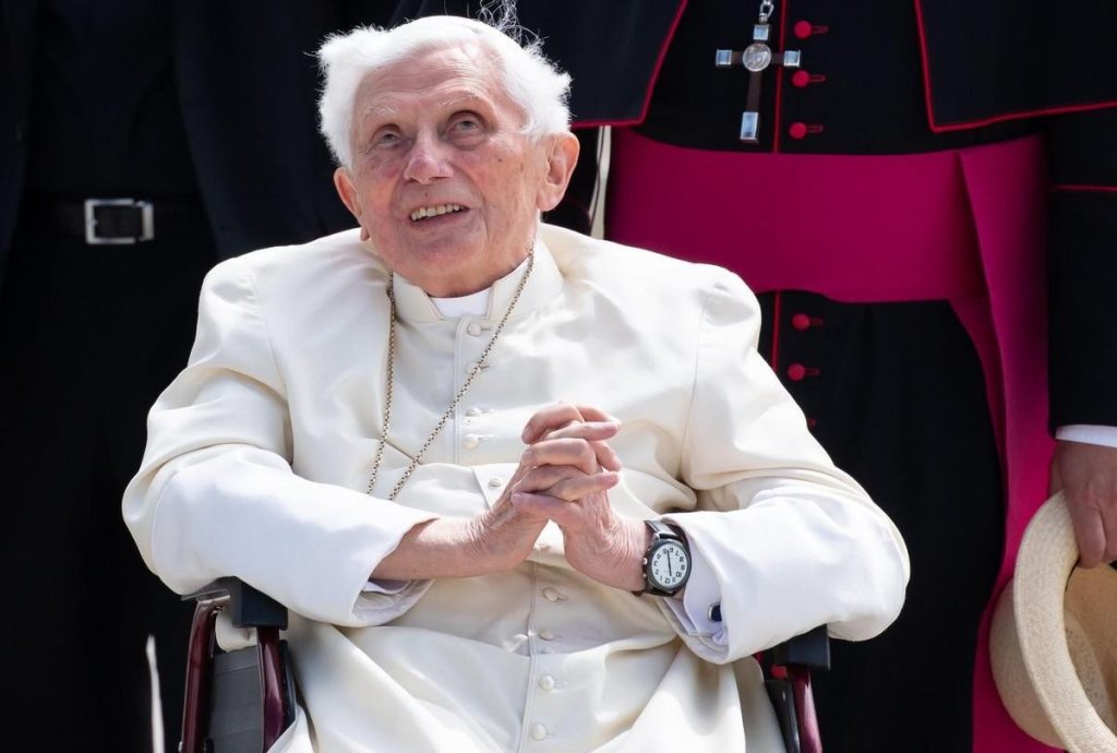 Benedicto XVI está delicado de salud, según reportes médicos