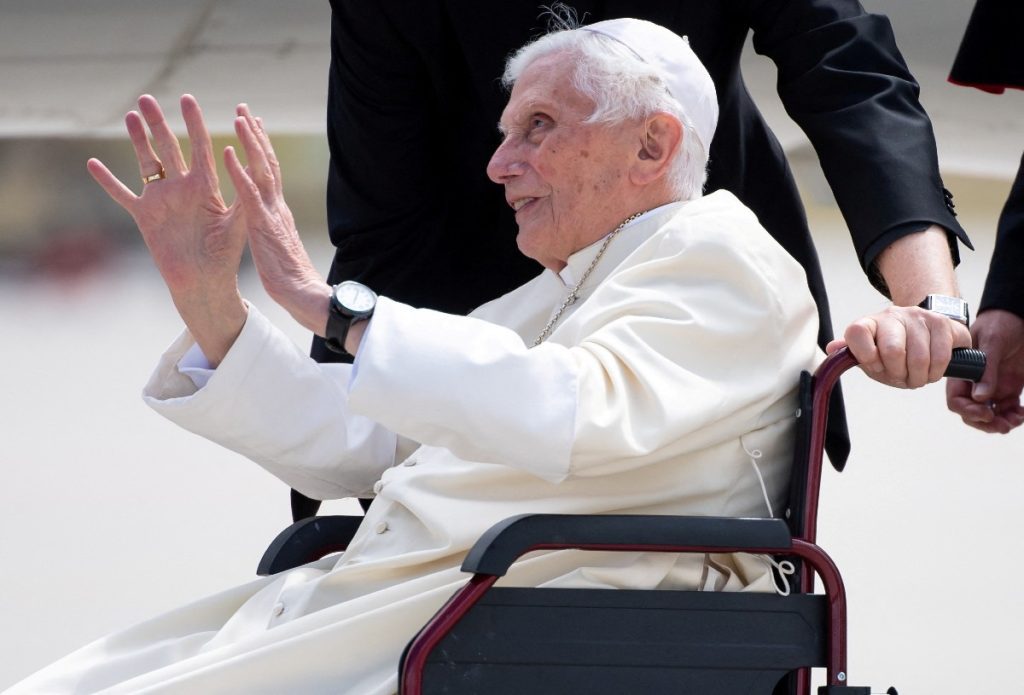 Benedicto XVI está lúcido y su estado es estable, asegura El Vaticano