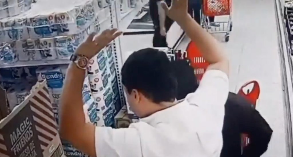 Rateros asaltan a mano armada adentro de un supermercado en Guadalajara (VIDEO)