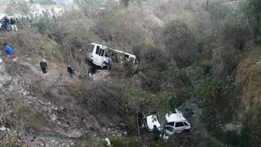 Choque en Naucalpan, Estado de México, entre un microbús y dos autos, el cual dejó como saldo al menos tres personas sin vida y 20 lesionados.