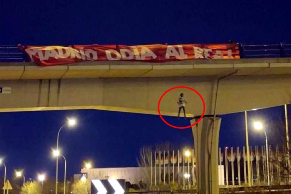 Cuelgan muñeco 'ahorcado' de Vinicius de un puente previo al Derby Real Madrid vs Atlético