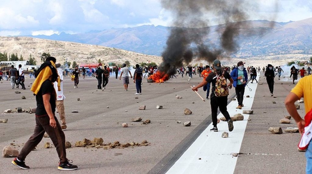 Protestas en Perú dejan al menos 17 muertos