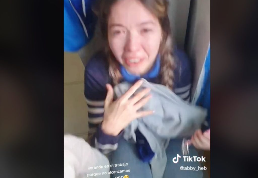 RBD 2023: Maestra llora en su escuela tras quedarse sin boletos para concierto (VIDEO)