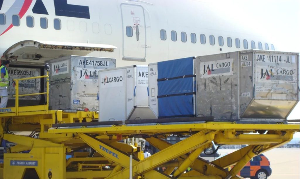 Rechaza AMLO contrapropuesta de operadores de carga de salir del AICM en un año al AIFA
