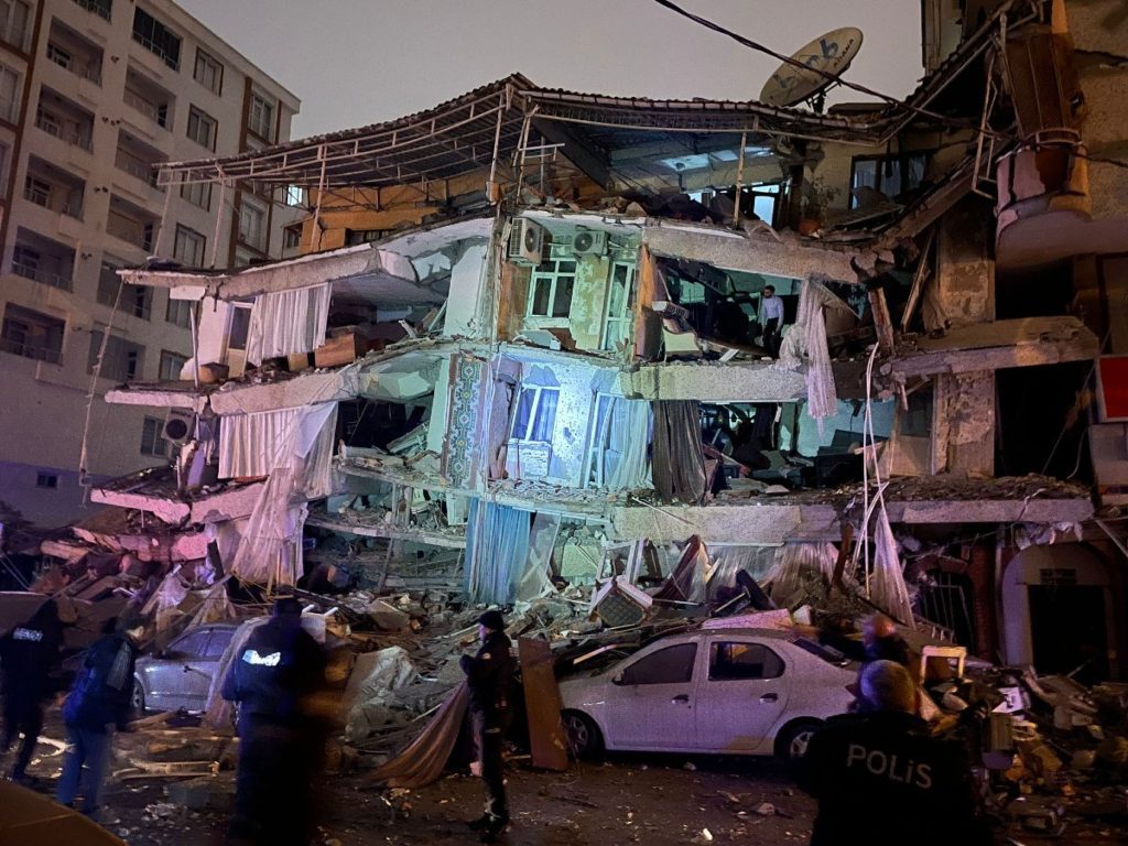 Terremoto en Turquía: suman ya 5 mil las personas muertas