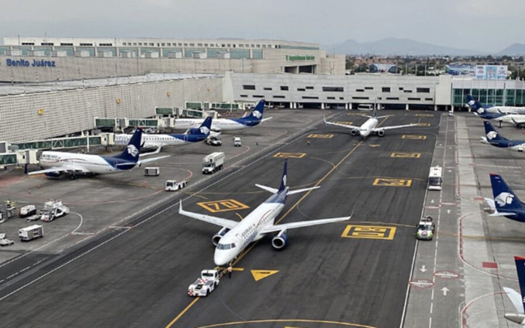 Critica AMLO: dueños de aerolíneas en México lanzaron campañas contra cabotaje