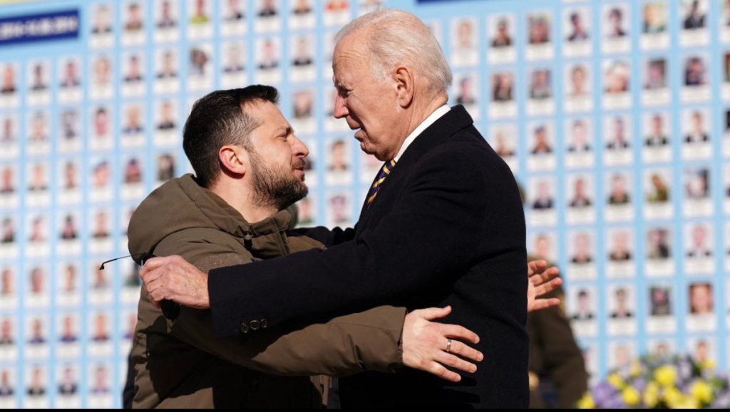 Biden visita Ucrania y promete armas