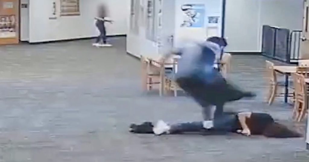 Un joven golpeó brutalmente a su profesora en el Matanzas High School en Florida, Estados Unidos
