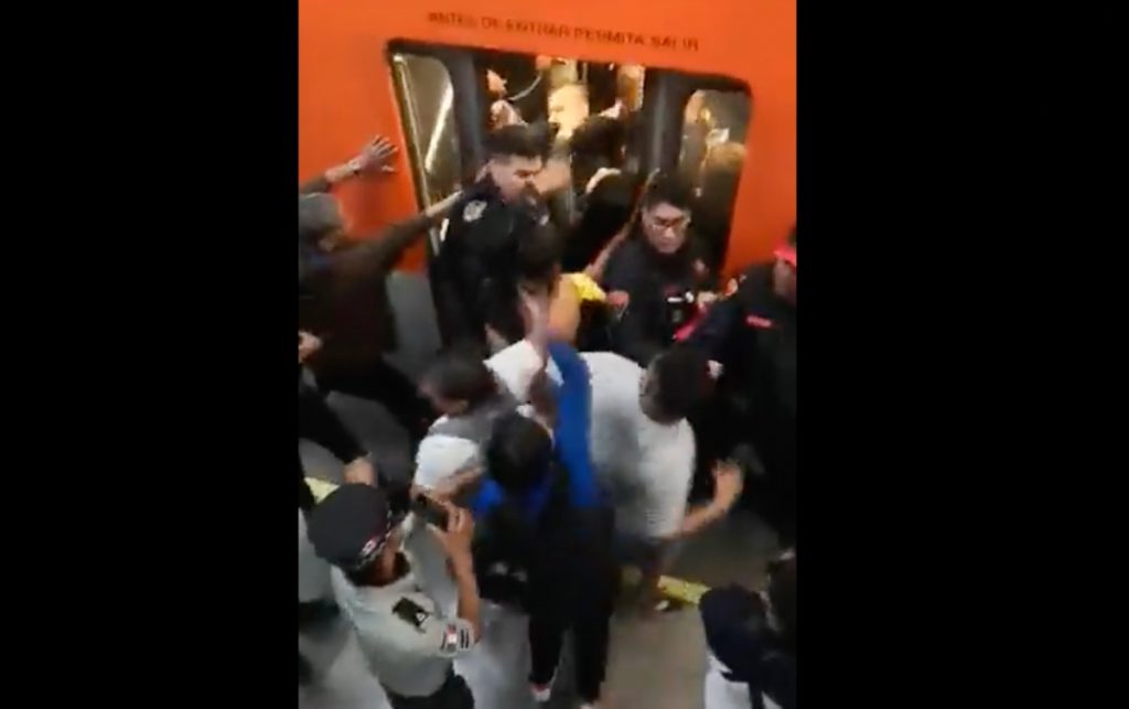 Metro CDMX: captan pelea entre policías y vagoneros (VIDEO)
