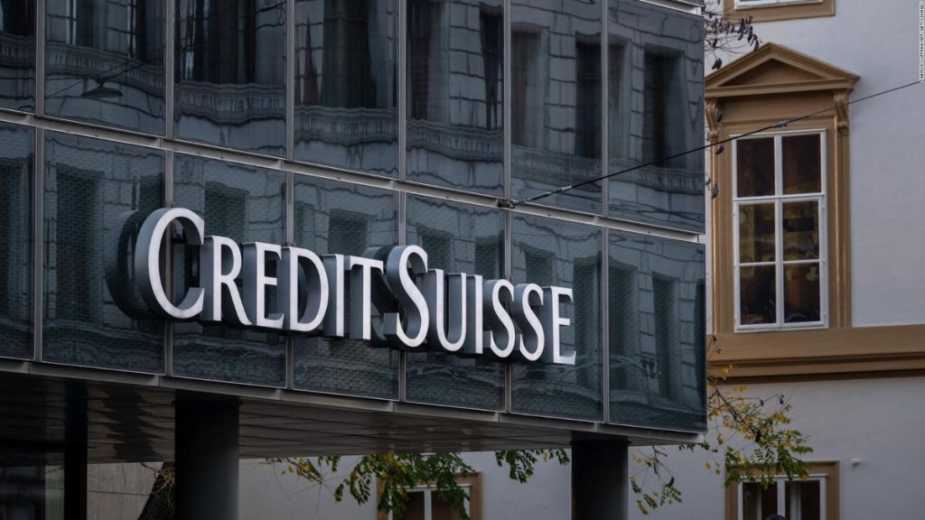 Bolsas de Europa caen por desplome de Credit Suisse