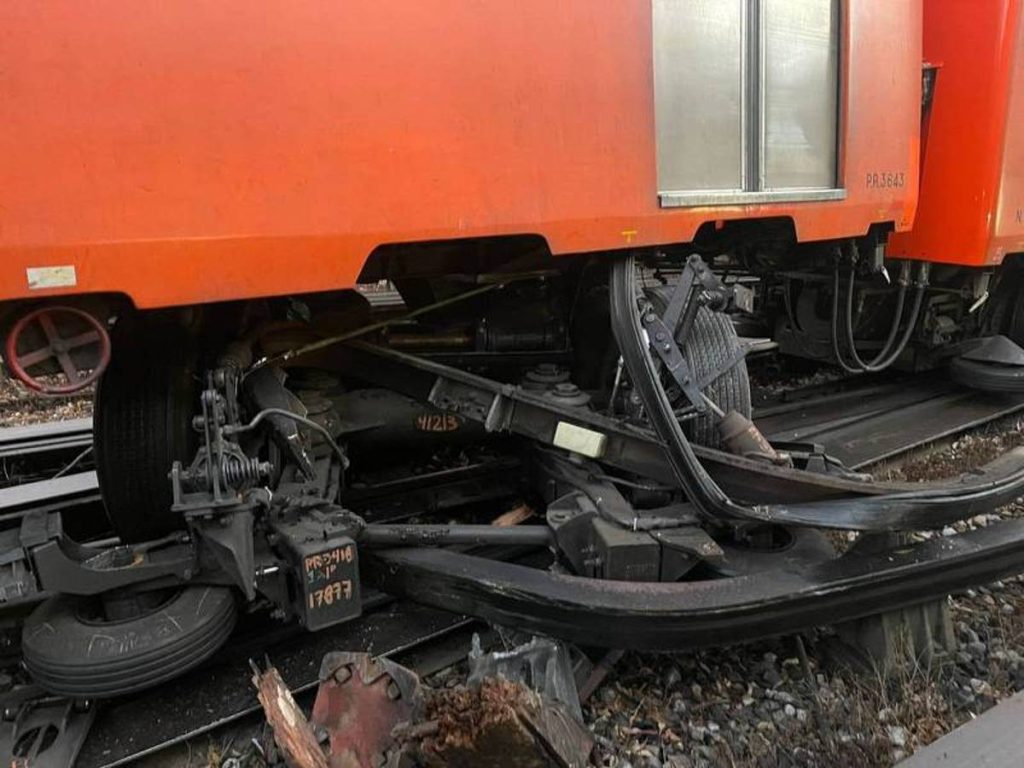 Se registró un incidente en el Metro de la Ciudad de México al descarrilar un tren.