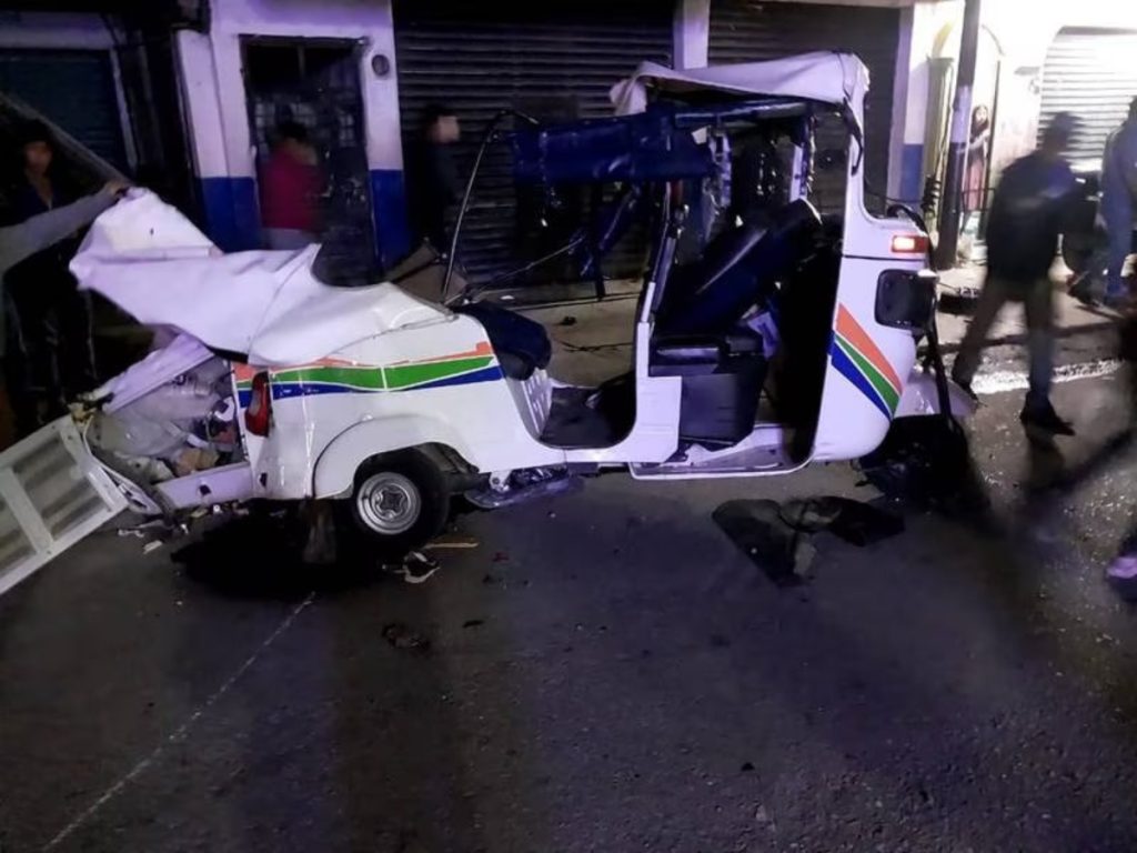 En el municipio de Oxchuc ubicado en la zona indígena de Chiapas, un tráiler se quedó sin frenos y arrolló a varios vehículos