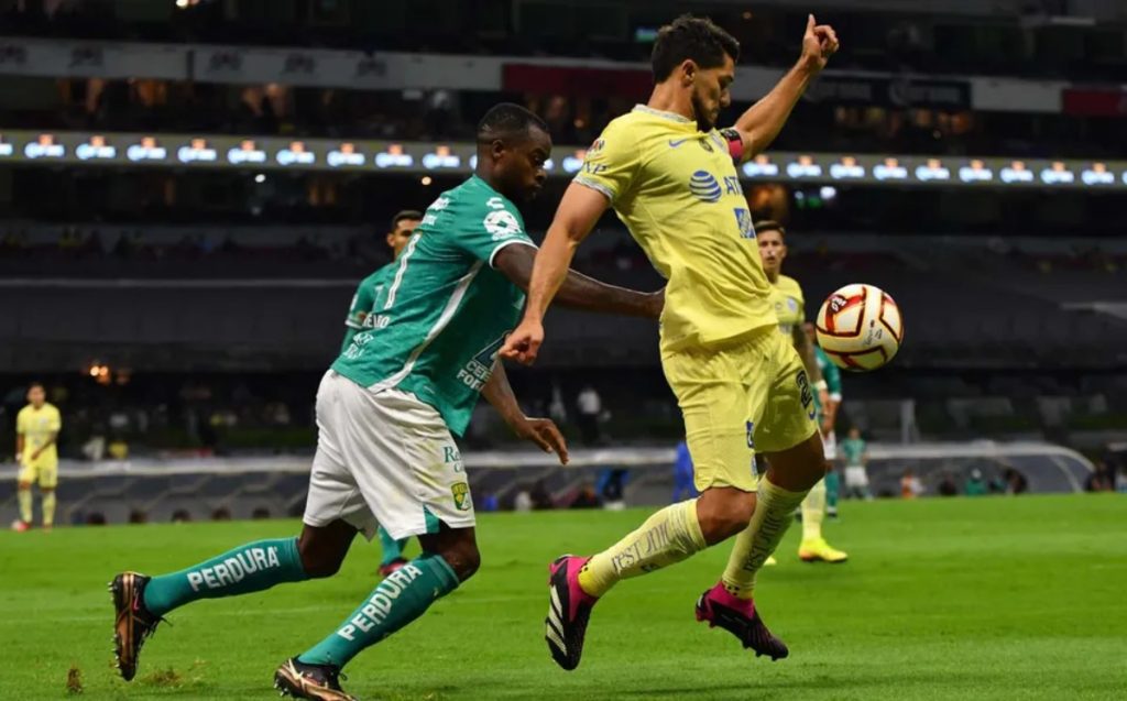 El partido entre América y León tuvo de todo en el Estadio Azteca, polémica, rodillazo del árbitro, pleitos y goles.