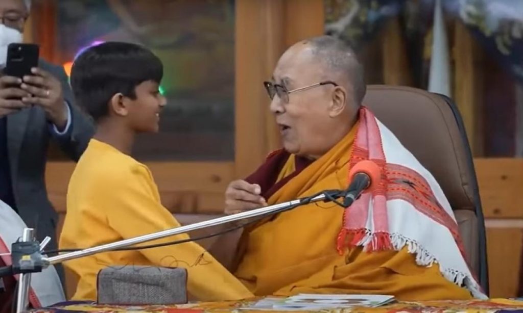 Dalai Lama se disculpa por besar a un niño en evento público