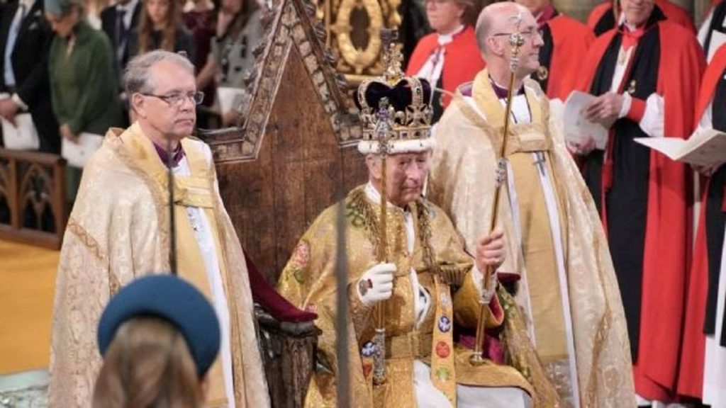 Carlos III ingresó a la Abadía de Westminster para una ceremonia de coronación basada en antiguas tradiciones.