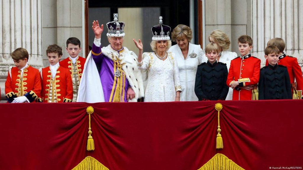 Carlos III ingresó a la Abadía de Westminster para una ceremonia de coronación basada en antiguas tradiciones.