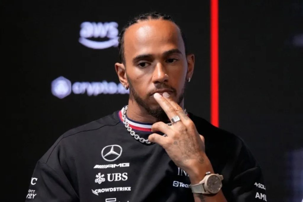 Lewis Hamilton, aplaudió al futbolista brasileño Vinicius Jr por su reacción en contra de los insultos racistas.