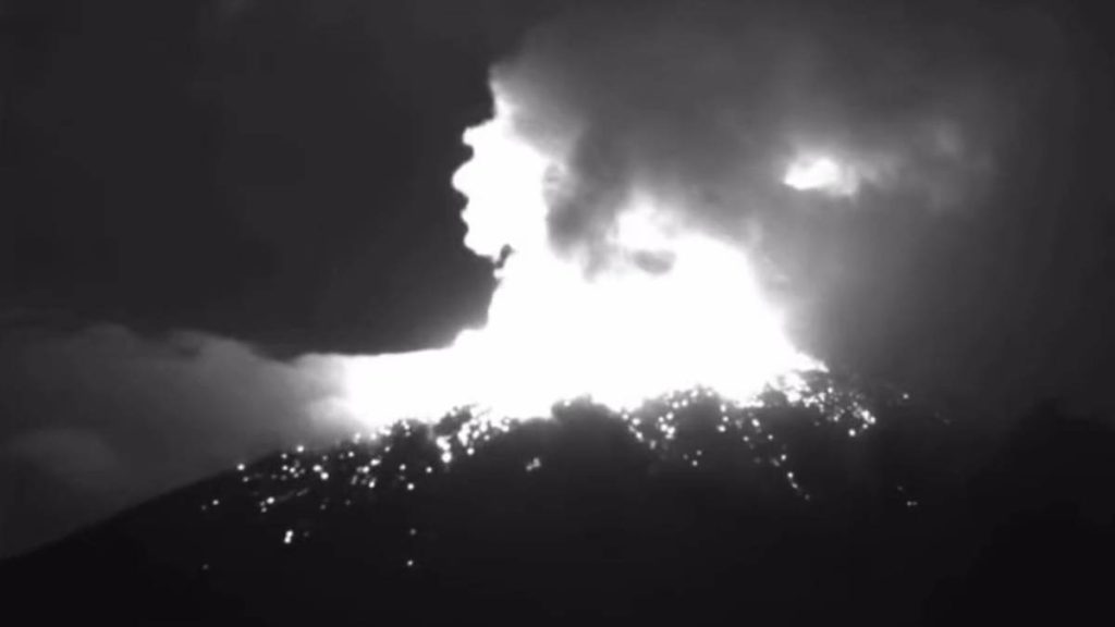 Autoridades vigilan la actividad del volcán Popocatépetl, que la noche de este viernes expulsó bombas de lava.