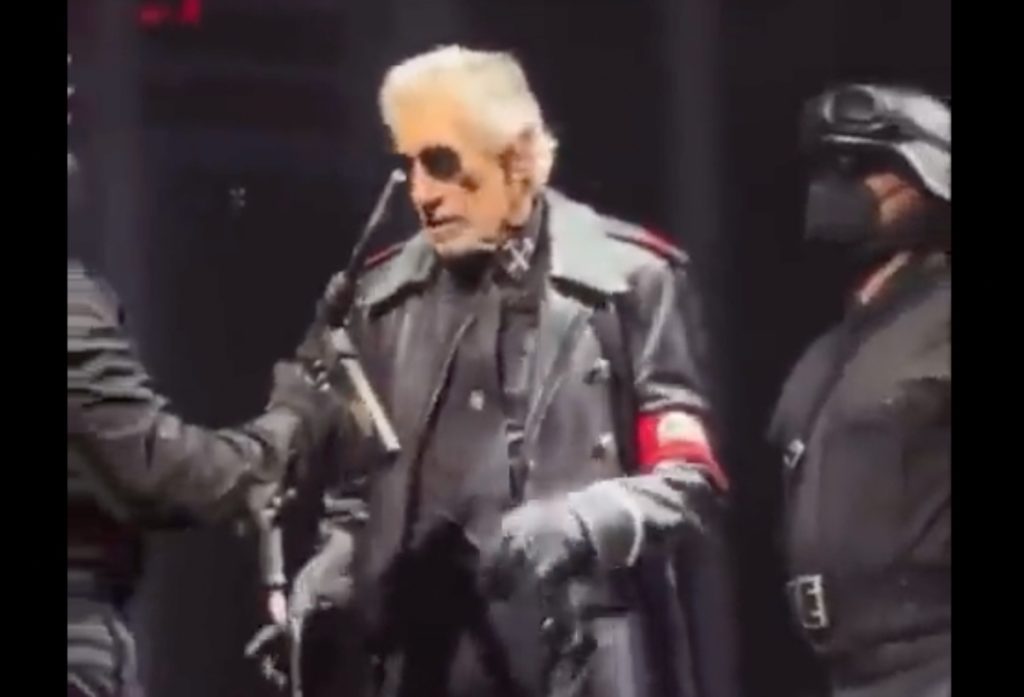 Roger Waters es investigado en Alemania por un atuendo de estilo nazi (VIDEO)