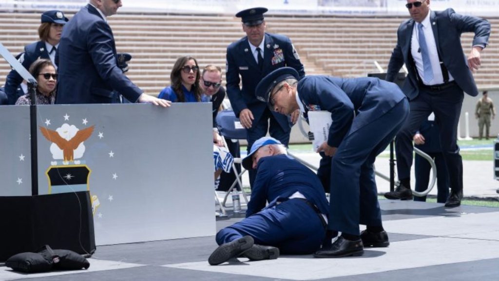 Cae Joe Biden en acto de graduación de la Fuerza Aérea de EU (VIDEO)