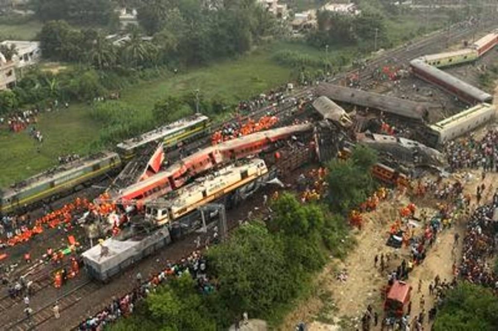 Choque de trenes en la India deja desolación y dolor.