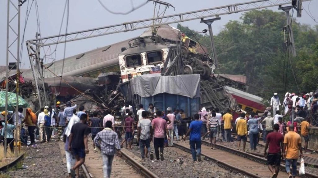 Choque de trenes en la India deja desolación y dolor.