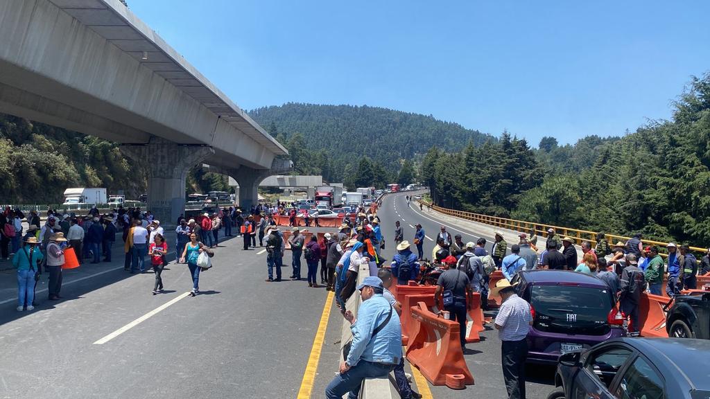 Colapsan comuneros la México-Toluca por bloqueo carretero