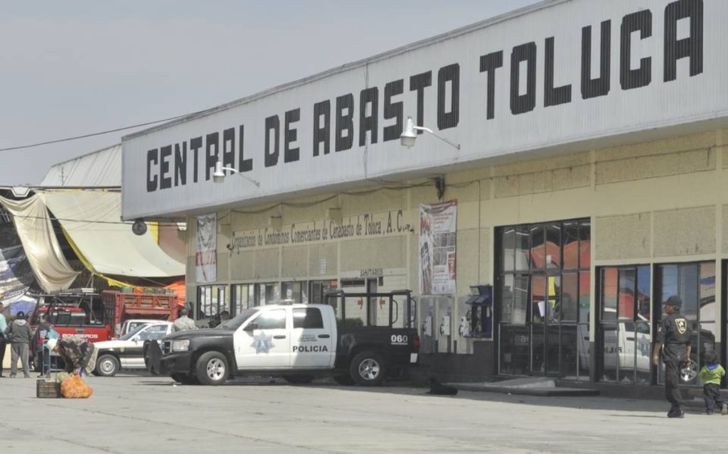 Deja 8 muertos incendio en Central de Abasto de Toluca