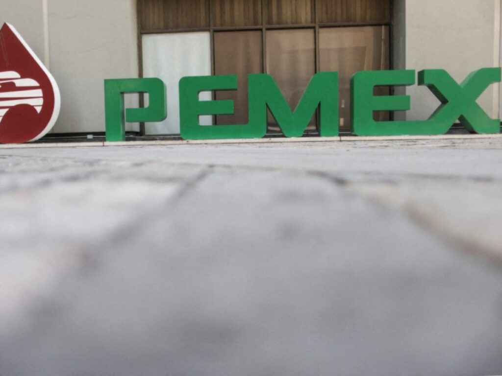 Moody's rebajó la perspectiva de las calificaciones de Petróleos Mexicanos (Pemex) a "negativa".