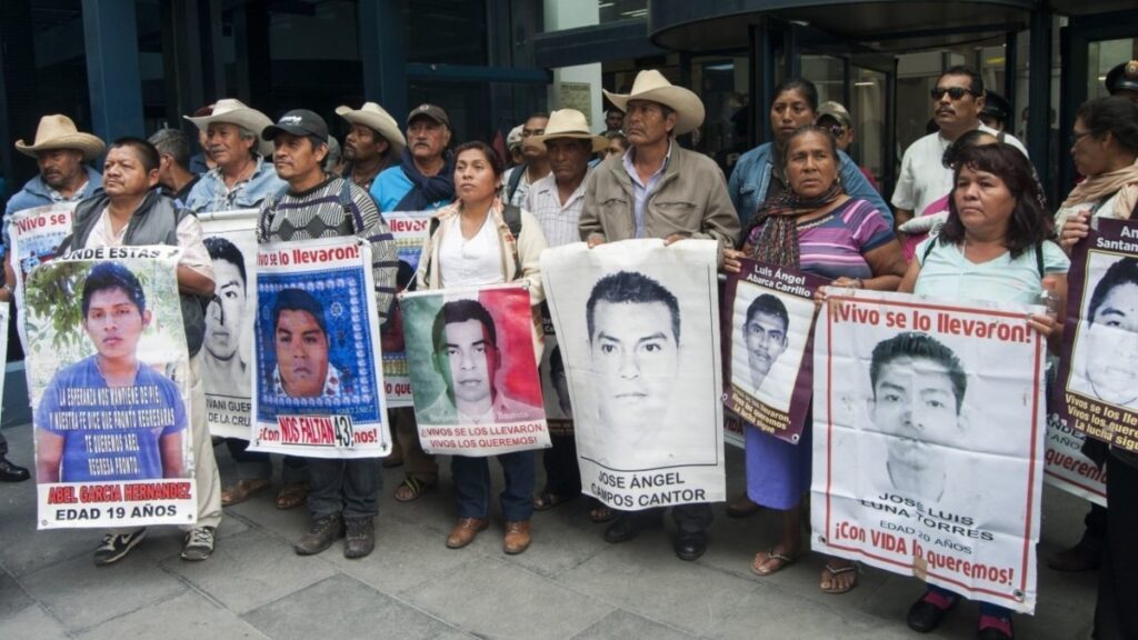 Padres de los 43 normalistas desaparecido exigen reunión con AMLO