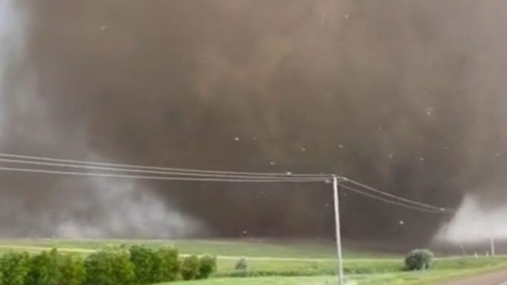 Usuarios de Canadá, ubicados en la localidad de Alberta, dieron a conocer las apocalípticas imágenes de un tornado que atacó todo a su paso.