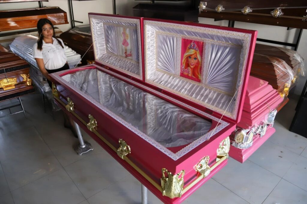 La reciente fiebre desatada por la película de Barbie ha tenido un inesperado impacto en una funeraria en la ciudad de Ahuachapán, El Salvador.