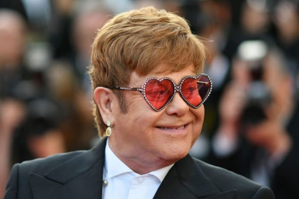 Hospitalizan a Elton John en Francia