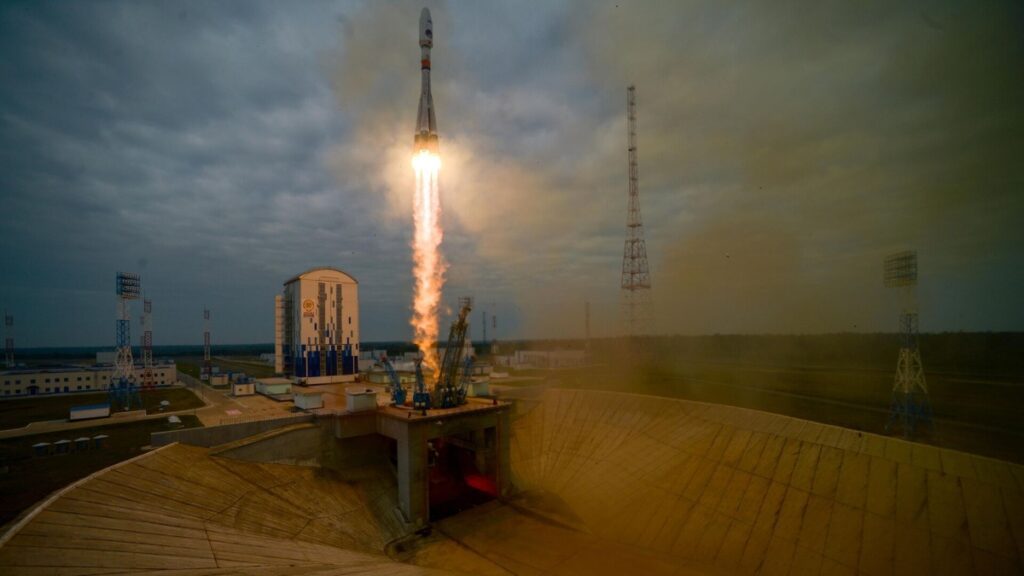 Lanza Rusia primera misión a la Luna en casi 50 años (VIDEO)