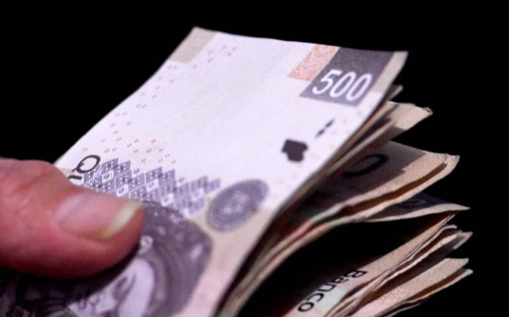 La Secretaría de Hacienda propuso un techo de endeudamiento interno neto del gobierno federal de un billón 990 mil millones de pesos para el próximo año.