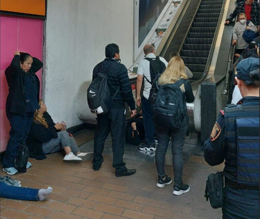 Deja 7 heridos caída de usuarios tras fallo en escaleras del Metro Polanco (VIDEO)