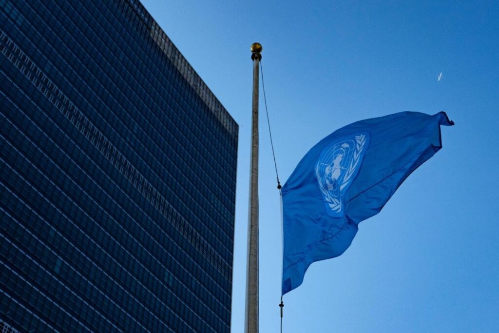 ONU ondea banderas a media asta por sus más de cien trabajadores muertos en la Franja de Gaza