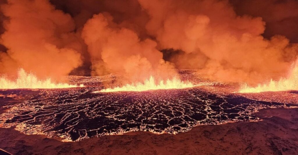 Volcán entra en erupción en Islandia; evacúan a 4 mil personas
