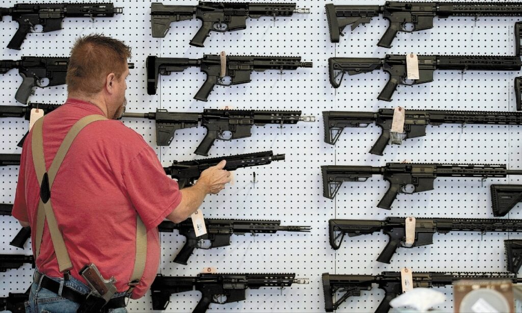 Representantes legales del gobierno mexicano defendieron este jueves su demanda contra cinco tiendas que venden armas en Arizona.