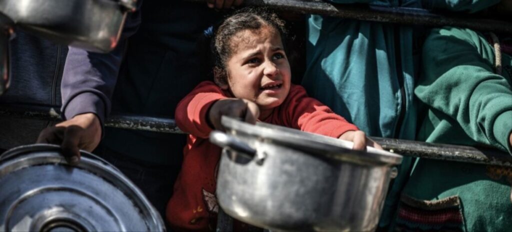 Diez niños palestinos murieron ya por desnutrición y deshidratación en la Franja de Gaza.