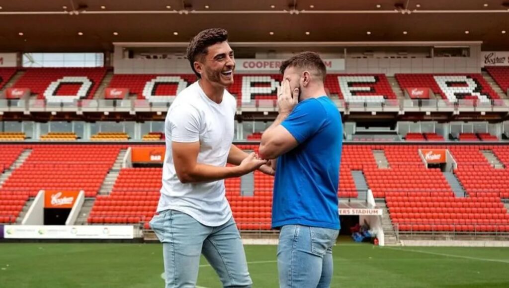 El futbolista gay australiano Josh Cavallo le pidió matrimonio a su pareja.